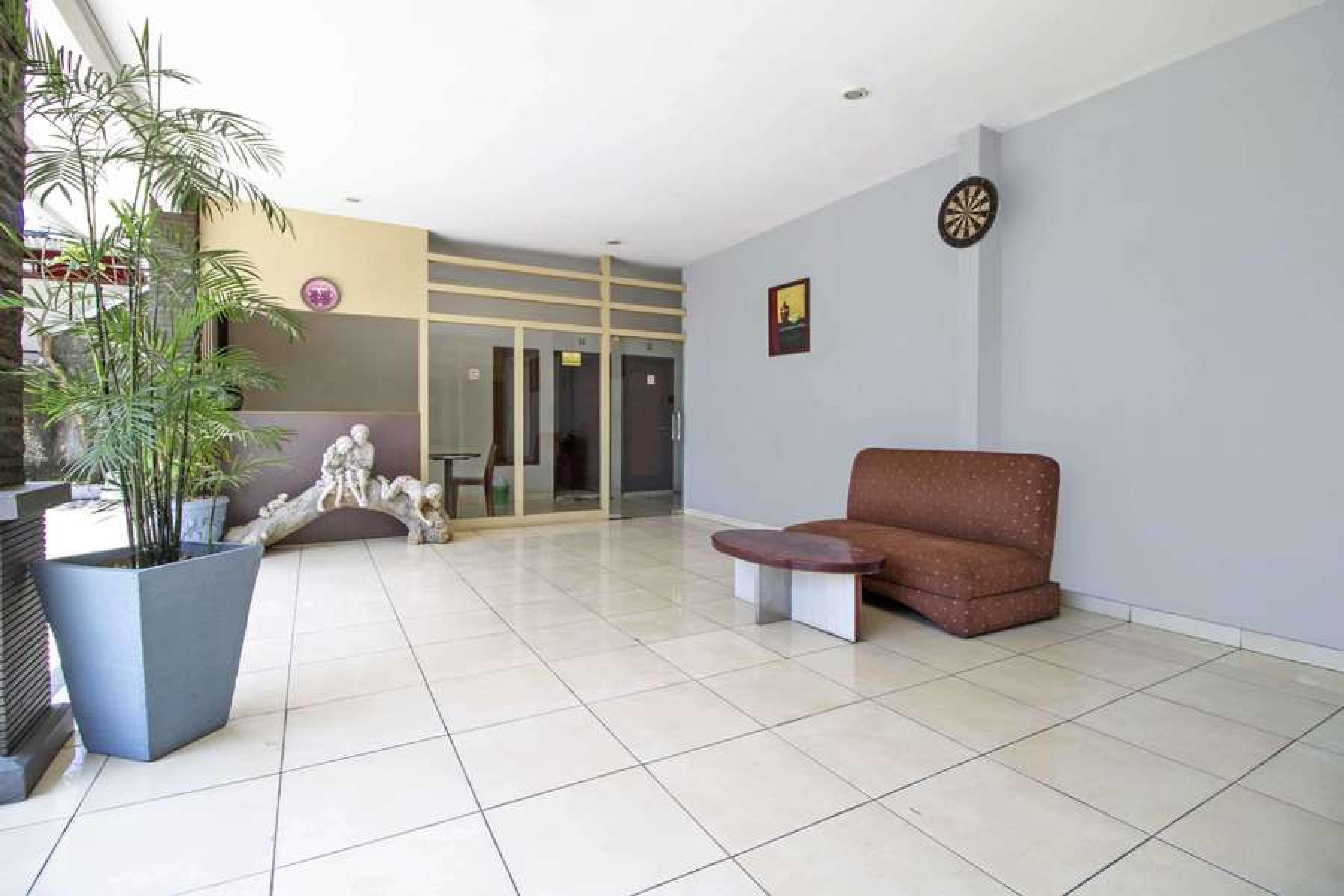 Reddoorz @ Pangeran Antasari 2 Hotel Cilandak  Екстериор снимка